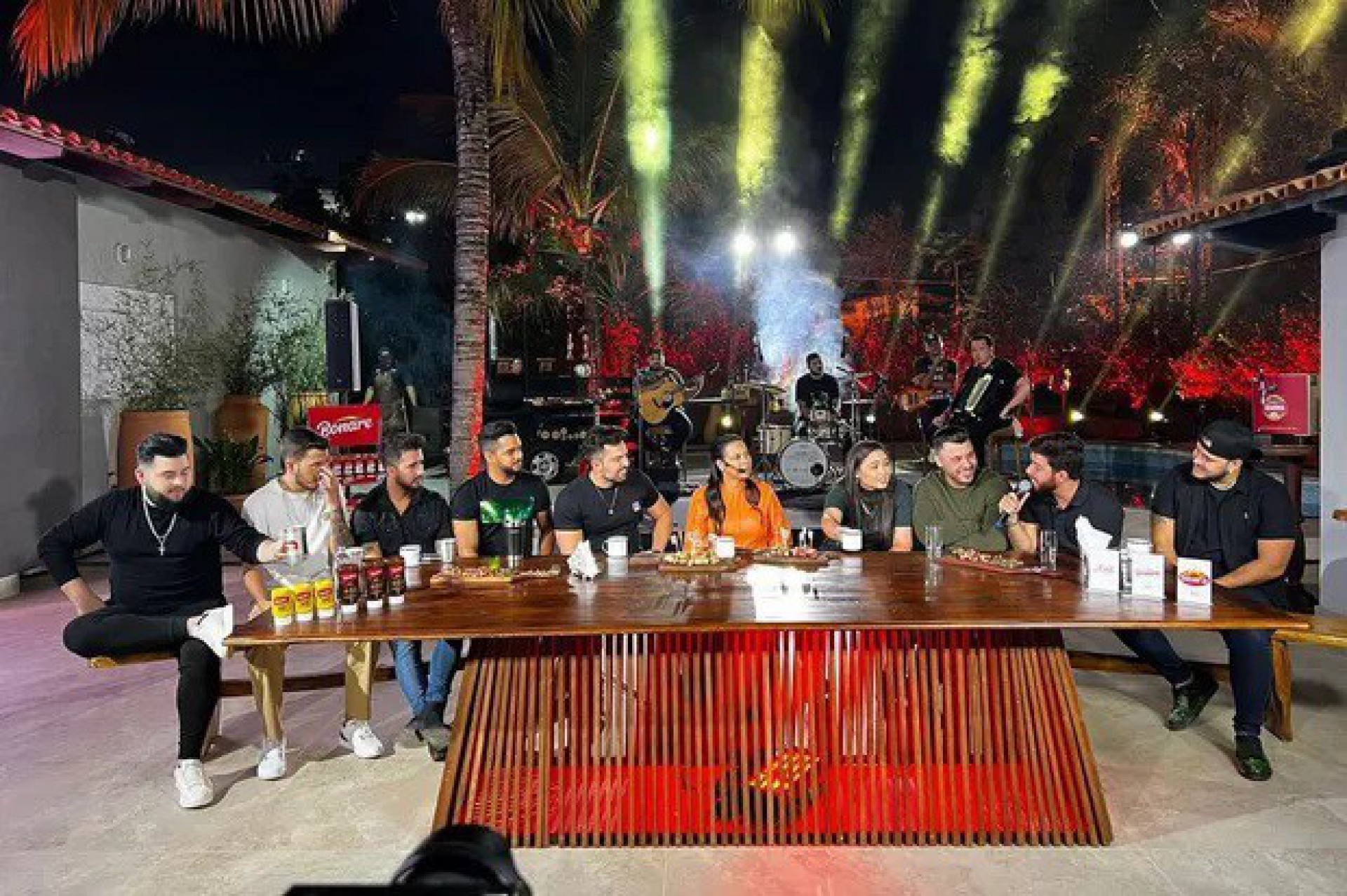 Ruth com Maiara e Maraisa, Luiza Martins, Murilo Huff e outros artistas na homenagem para Marília  - Reprodução / Instagram