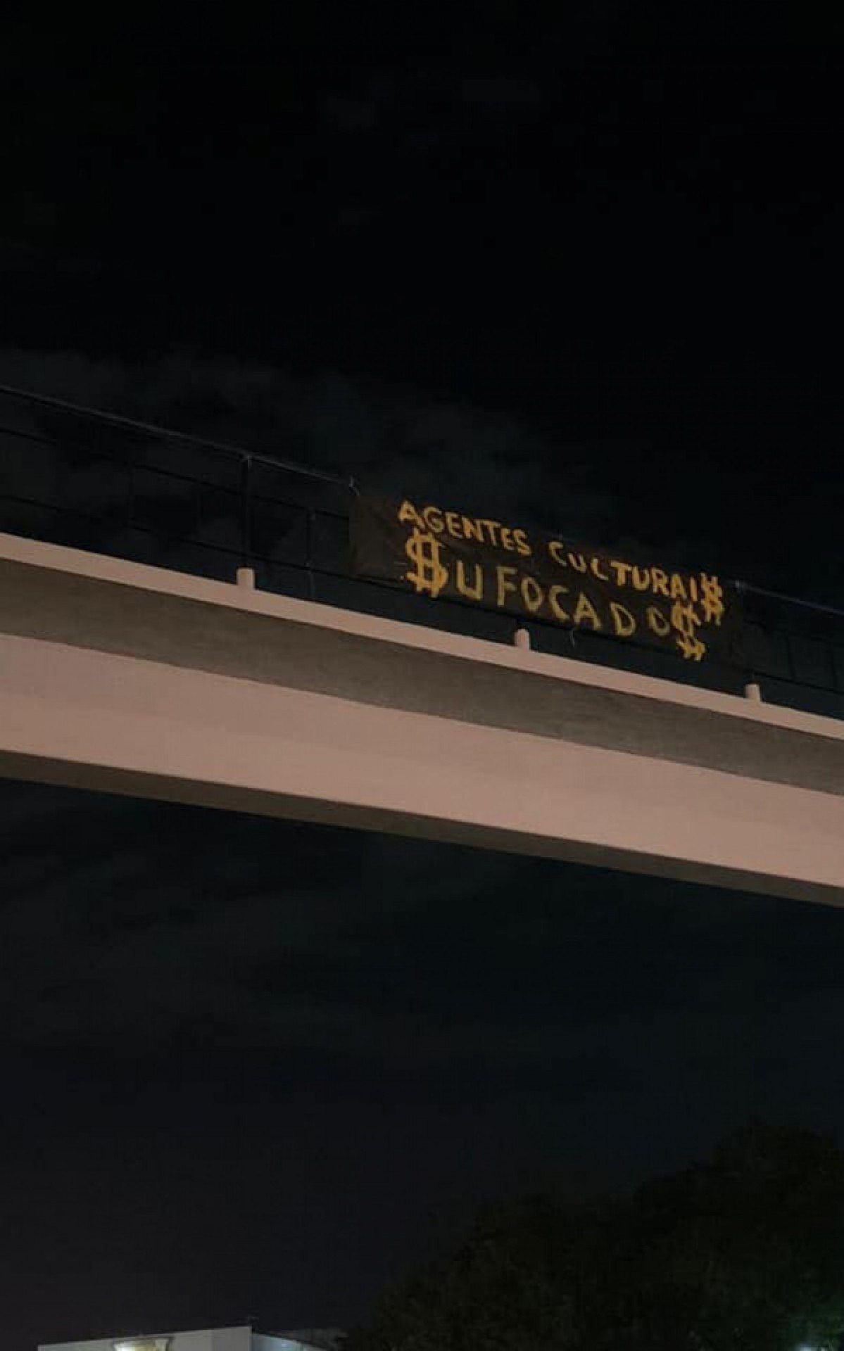 Cartazes foram espalhados pela cidade