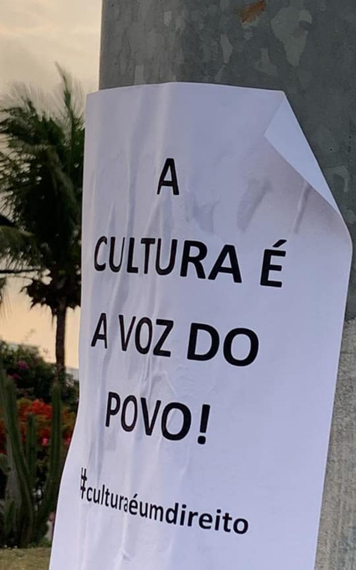 Cartazes foram espalhados pela cidade