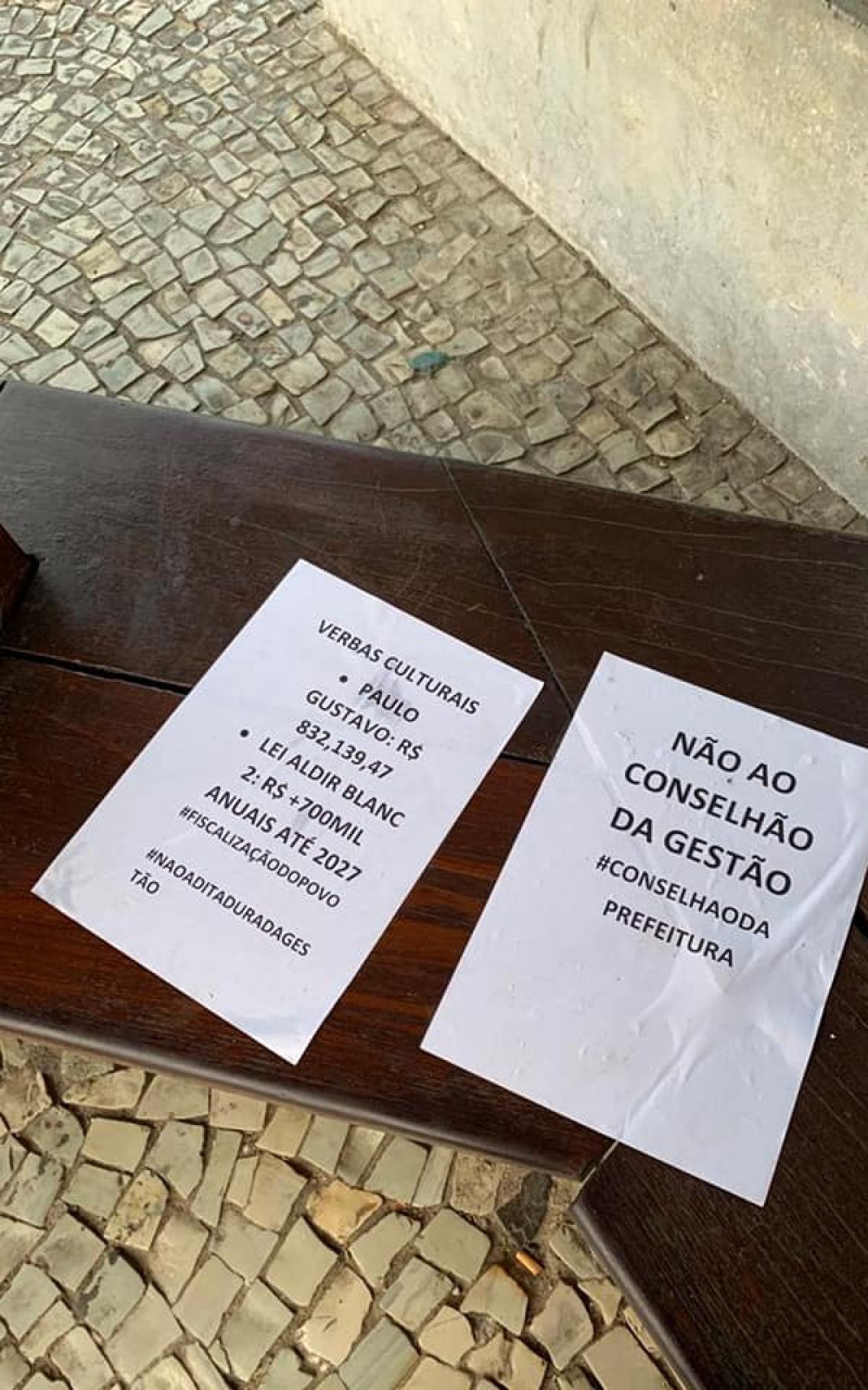 Cartazes foram espalhados pela cidade