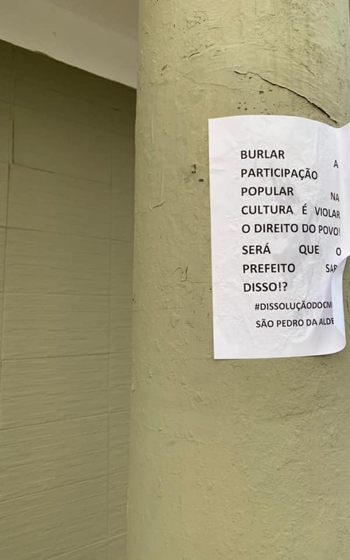 Cartazes foram espalhados pela cidade