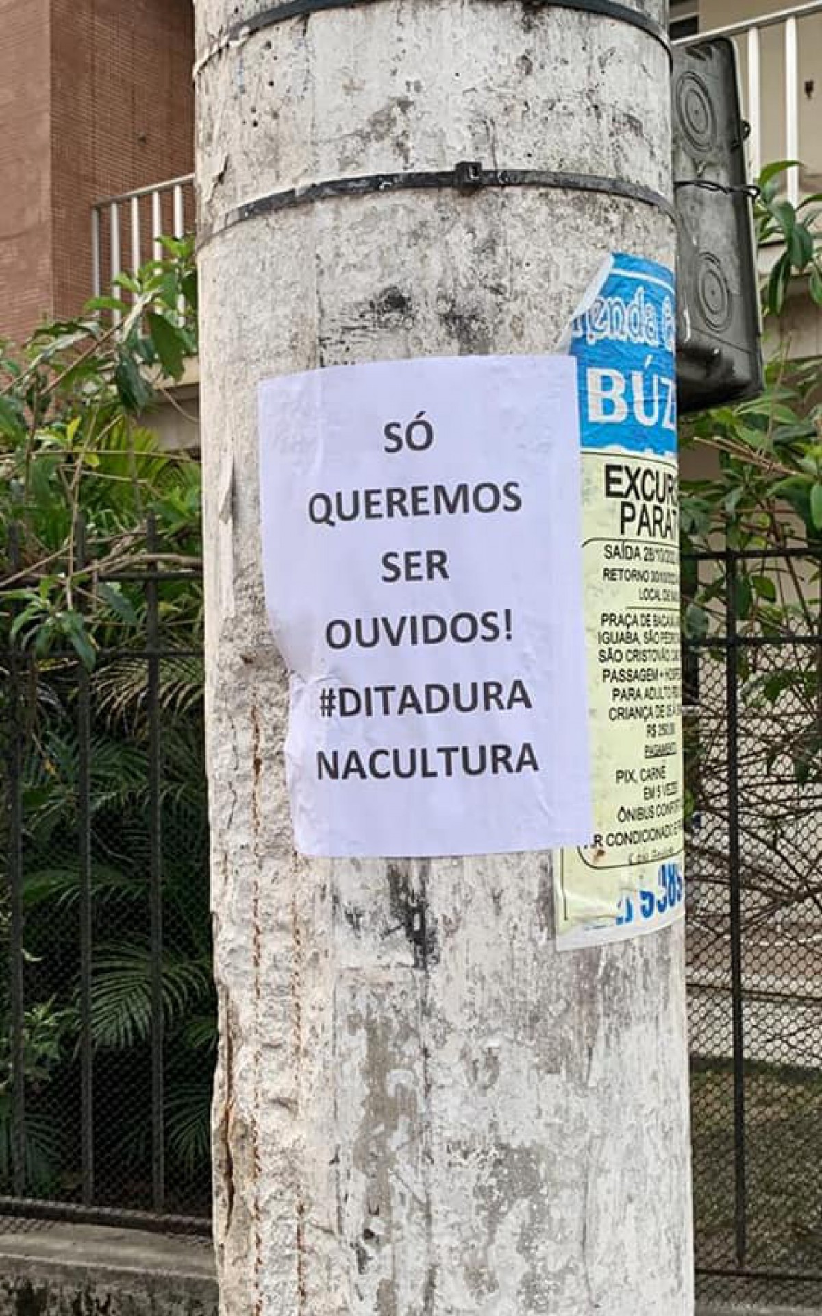 Cartazes foram espalhados pela cidade