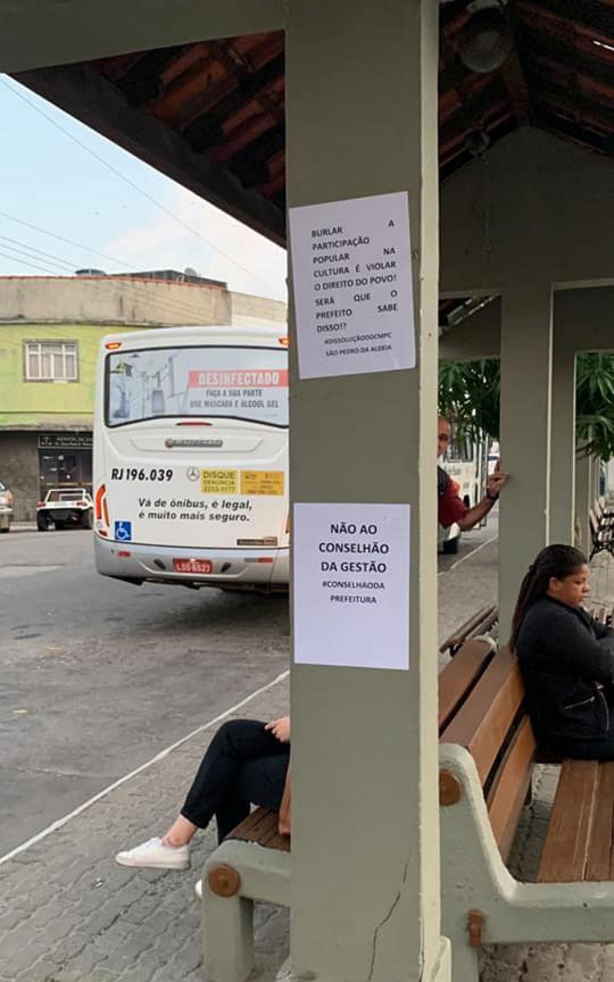 Cartazes foram espalhados pela cidade