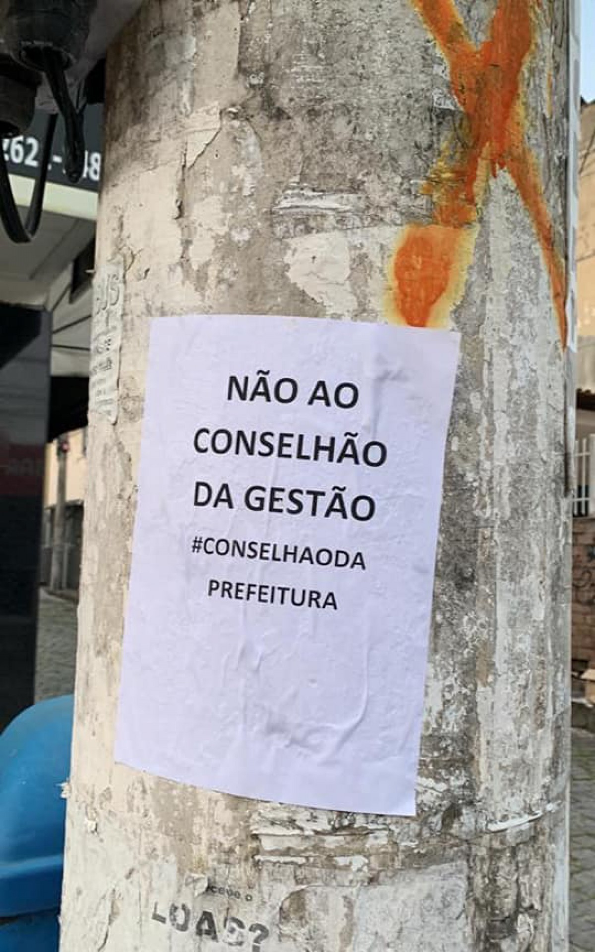 Cartazes foram espalhados pela cidade