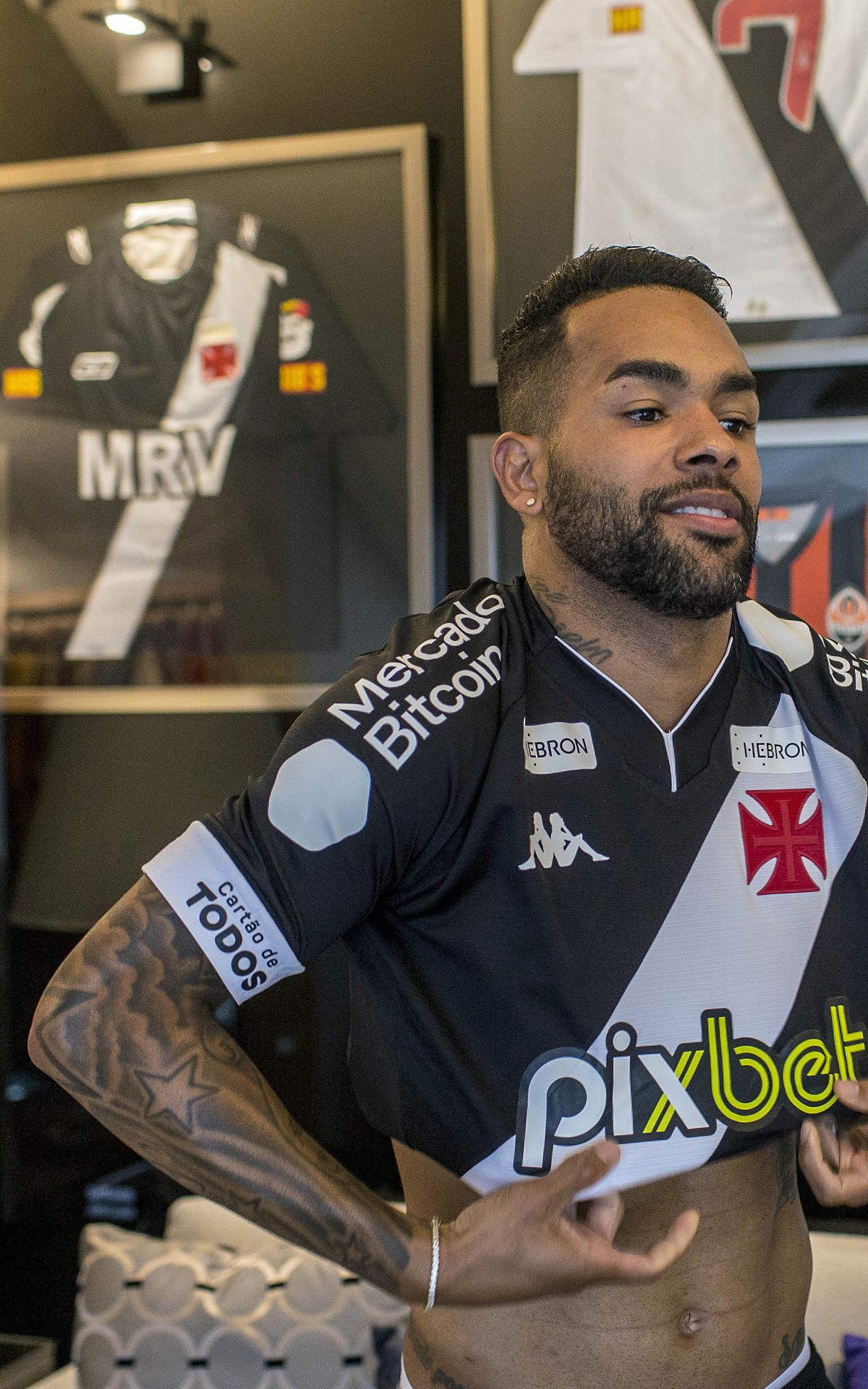 Alex Teixeira assina contrato com o Club de Regatas Vasco da Gama em 13 de julho de 2022. Foto: Daniel RAMALHO/CRVG - Daniel RAMALHO/CRVG