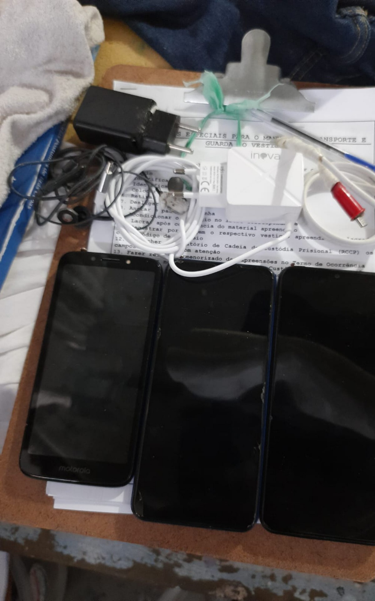 Os celulares foram apreendidos durante revista surpresa em quatro das oito galerias do Presídio Nelson Hungria, no Complexo Penitenciário de Gericinó - Divulgação/Seap