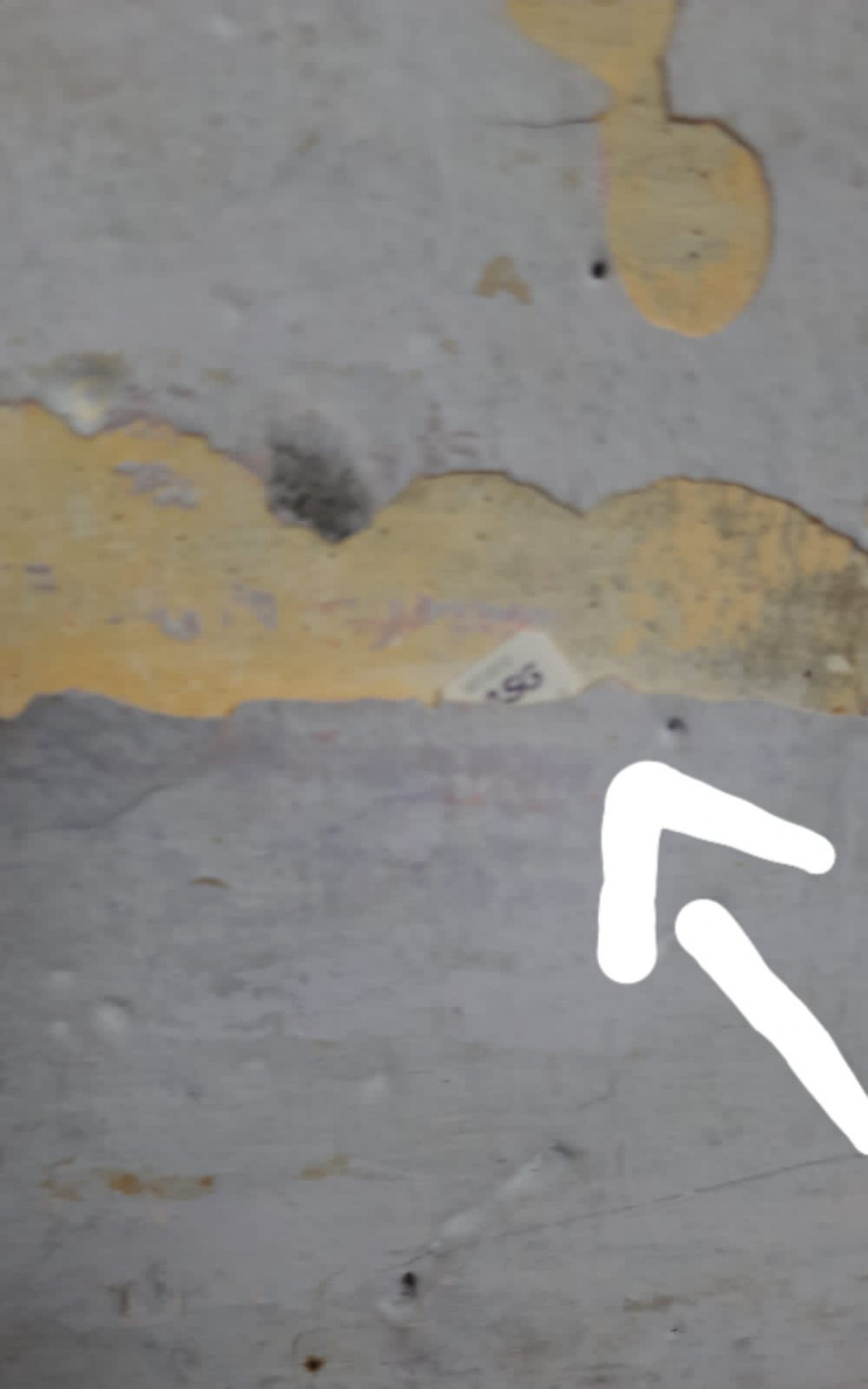 Chips de celulares estavam escondidos nas paredes descascadas das galerias - Divulgação/Seap