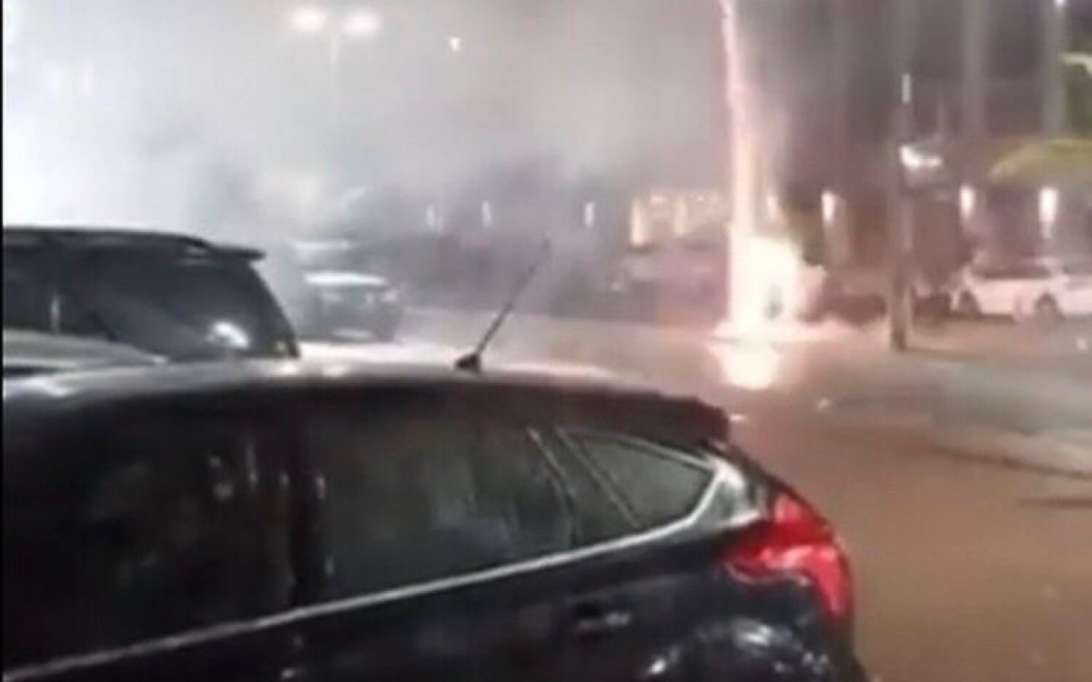 Queima de fogos na porta do hotel do Am&eacute;rica-MG