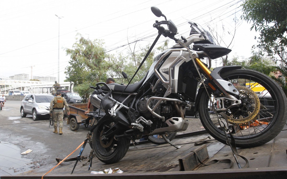 Opera&ccedil;&atilde;o policia militar na Mar&eacute;, nesta quinta-feira (14). Na foto, motos roubadas retiradas da favela. 