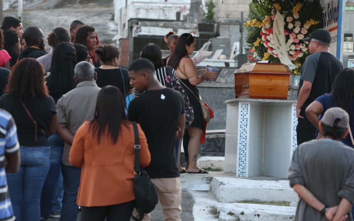 Amigos e familiares durante o enterro de Cláudia Gonçalves de Moura, morta pelo marido e enterrada no quintal de casa - Cleber Mendes/Agência O DIA