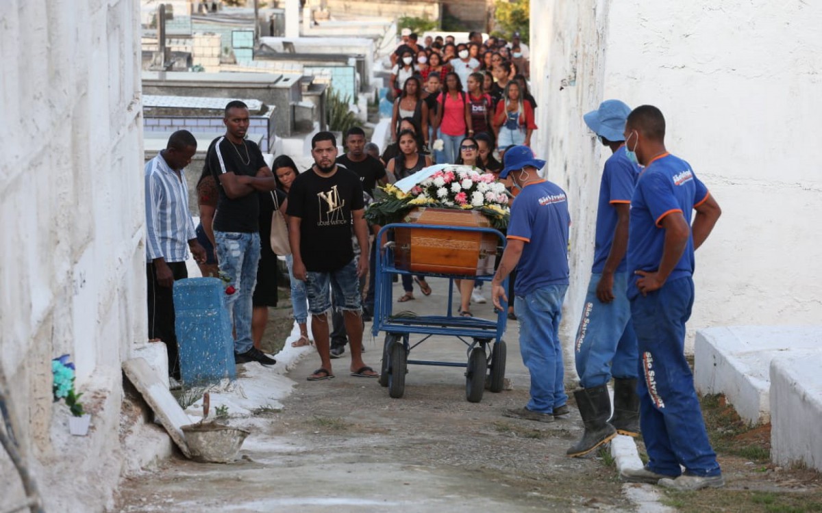 Amigos e familiares durante o enterro de Cláudia Gonçalves de Moura, morta pelo marido e enterrada no quintal de casa - Cleber Mendes/Agência O DIA