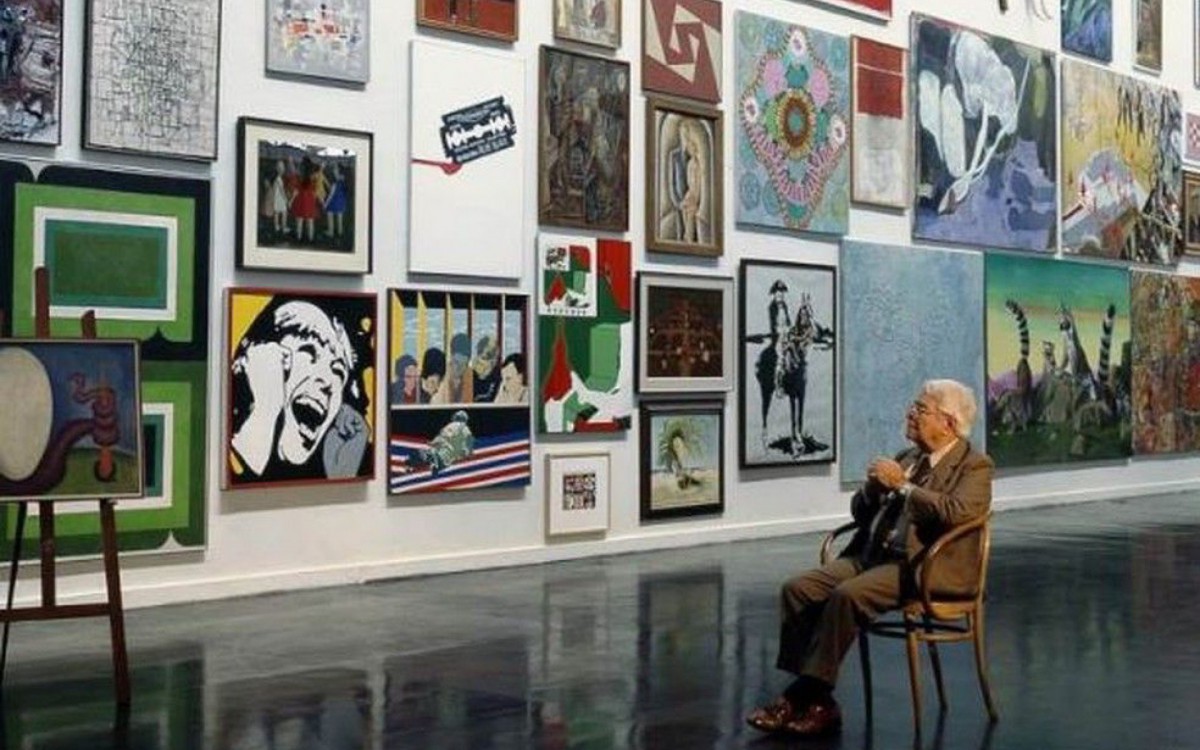  Chateaubriand admirando parte da sua cole&ccedil;&atilde;o