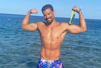 Cauã Reymond ostenta corpo musculoso na Itália e fãs reagem: 'Quanta saúde'