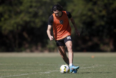 Botafogo propõe empréstimos curtos a clubes europeus para tentar renovar com Matheus Nascimento