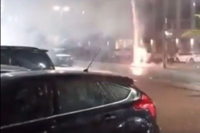 Vídeo! Torcedores do Botafogo fazem foguetório em frente ao hotel do América-MG