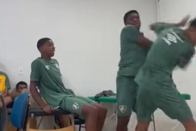 Vídeo: Jogador do Fluminense dá tapa na cara e chute em companheiro de time