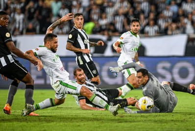 Botafogo volta a perder para o América-MG, dá adeus para a Copa do Brasil e Luis Castro é xingado