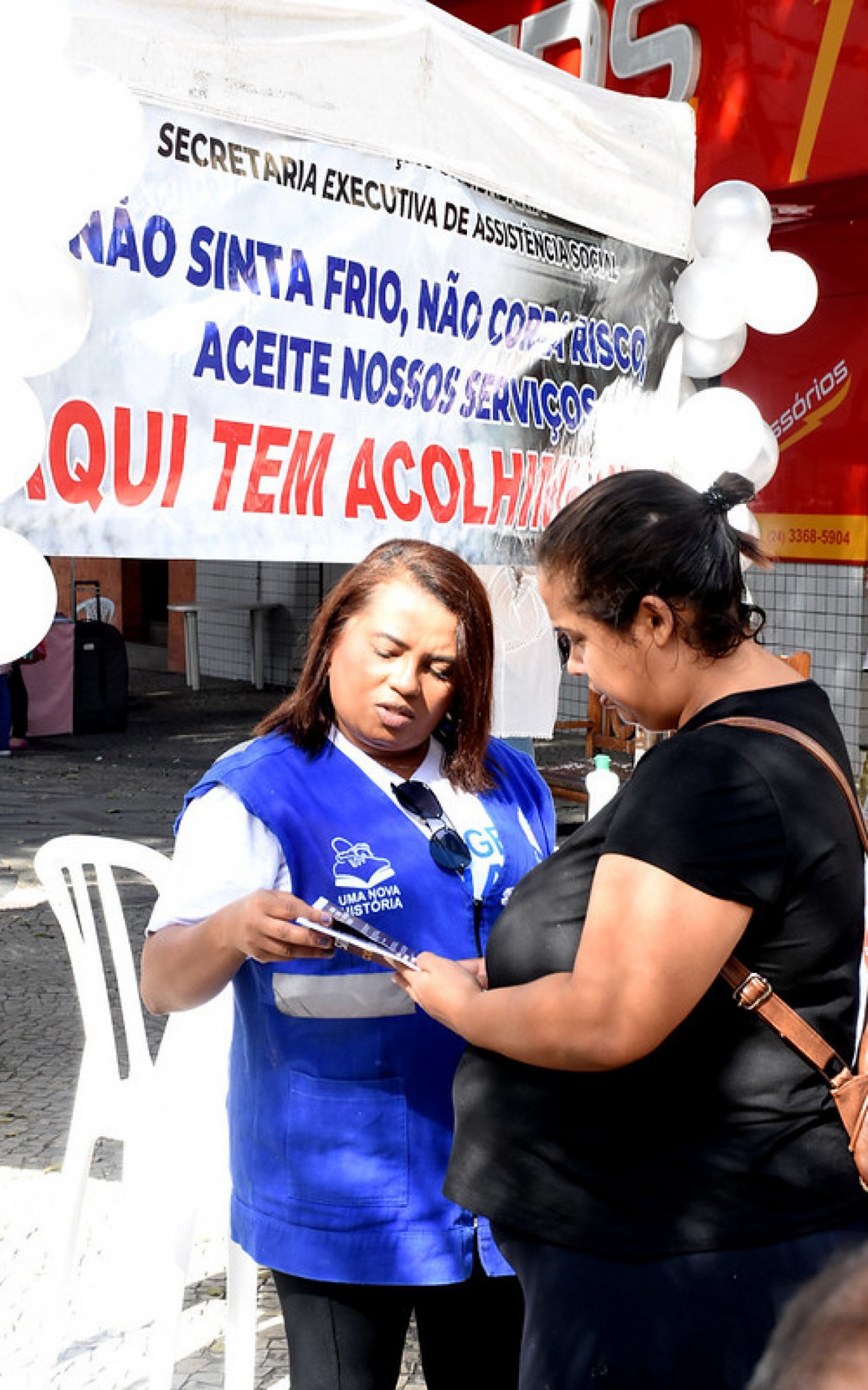 Quem passou pela Praça Codrato de Vilhena recebeu informações sobre como ajudar pessoas que estão morando nas ruas