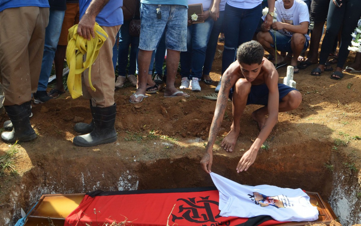 Sepultamento de Cauã, morto pelos próprios amigos e jogado no rio Guandú. Nesta sexta-feira (15). - Sandro Vox/Agência O Dia