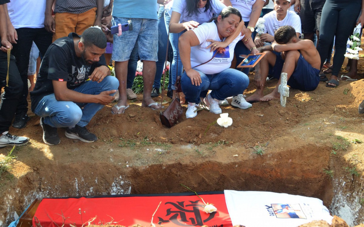 Sepultamento de Cau&atilde;, morto pelos pr&oacute;prios amigos e jogado no rio Guand&uacute;. Nesta sexta-feira (15). Na foto, m&atilde;e de Cau&atilde;.