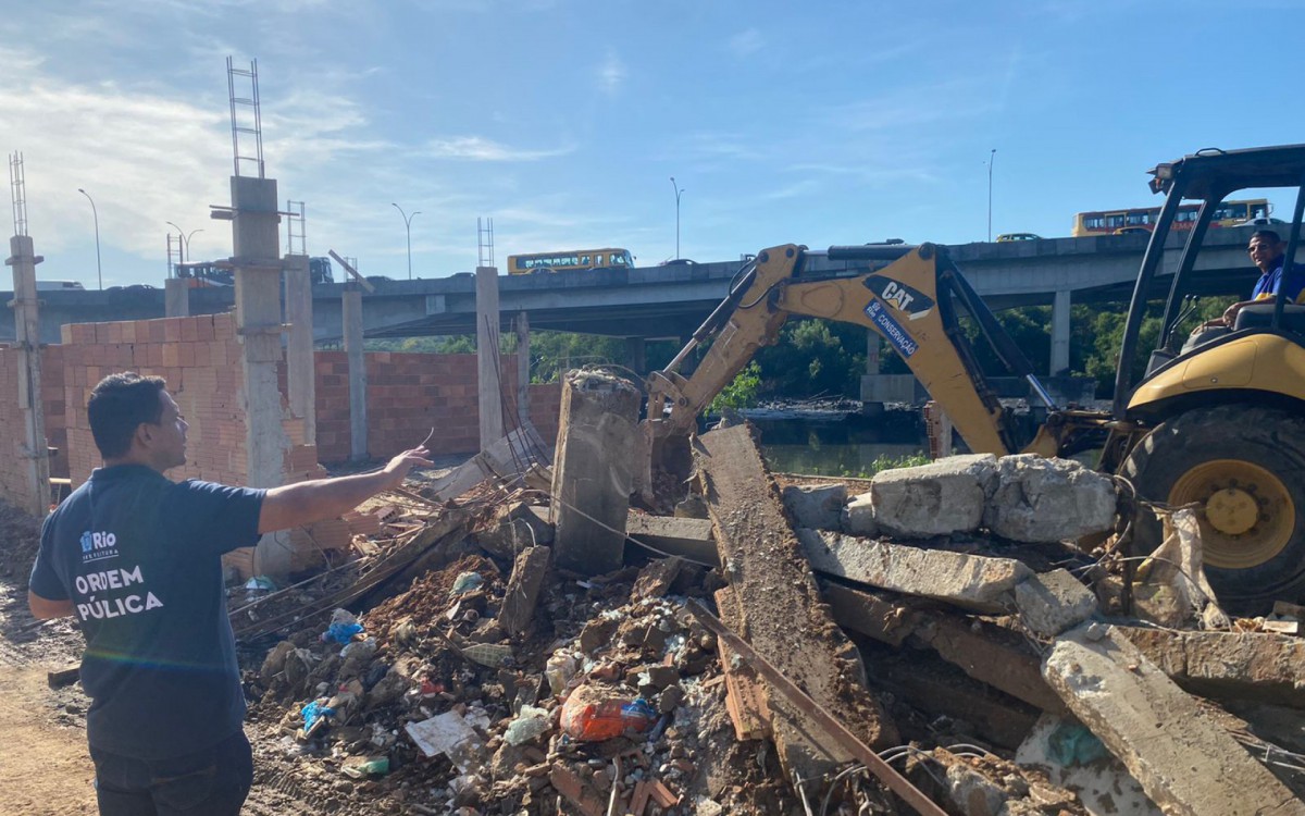 Seop realiza demolição de construção irregular na Maré - Divulgação / Seop