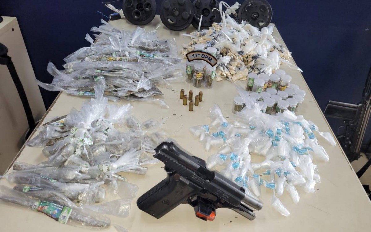 Pistola, câmeras de monitoramento e diversas drogas apreendidas durante a operação na Comunidade Boogie Woogie - Divulgação/PMERJ