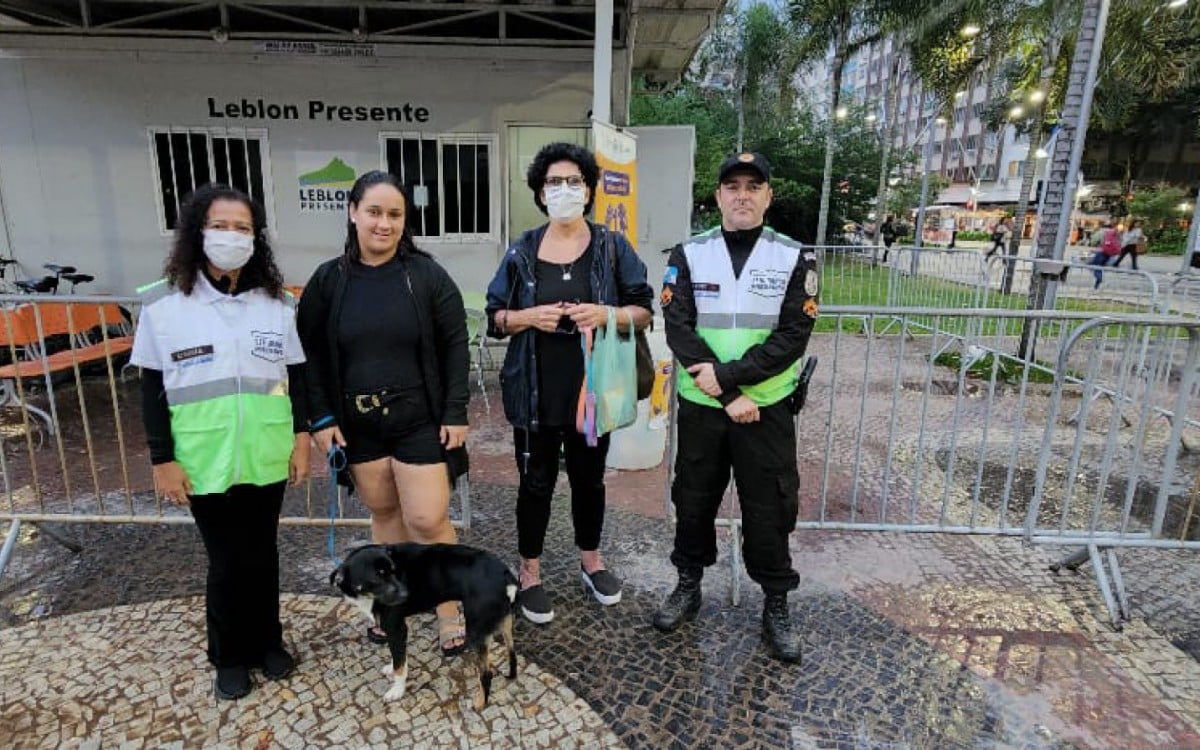 Policiais do Leblon Presente devolvem cachorro perdido para a dona - Divulgação