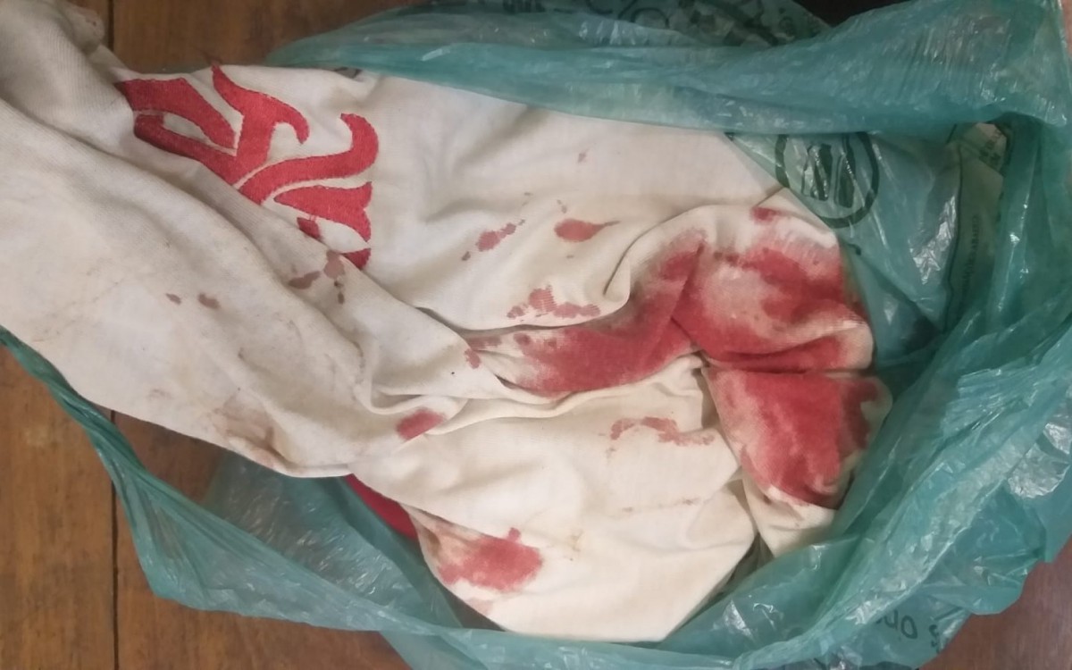 Uma blusa que era usada por uma das v&iacute;timas foi encontrada cheia de sangue