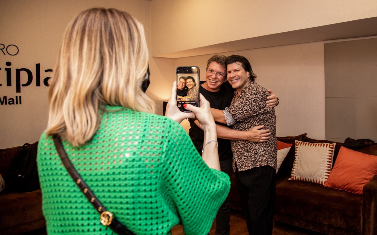 Ana Furtado e Boninho posam com Paulo Ricardo