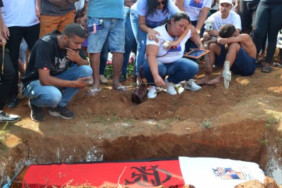 'Queremos a pena mais severa', diz familiar em enterro de adolescente morto e jogado no Rio Guandu