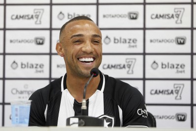 Marçal é apresentado pelo Botafogo e sai em defesa de Luís Castro: 'Vai dar muitas alegrias'