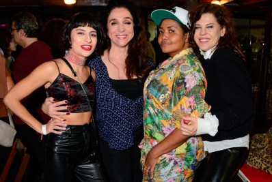 Atores de 'Além da Ilusão' se reúnem em bar da Zona Oeste do Rio