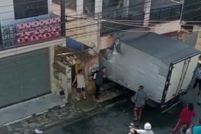 Caminhão perde o freio e invade casa