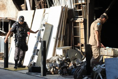 Corpo de Bombeiros do Rio fiscaliza mais de 100 ferros-velhos na capital e na Baixada