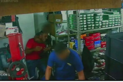 Homem invade oficina para matar namorado de ex-companheira, é desarmado, agredido e foge