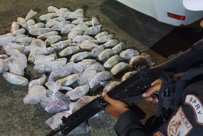 Polícia apreende cocaína e maconha dentro de carro em Japeri