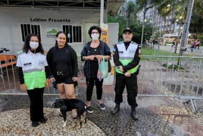 Policiais do Leblon Presente devolvem cachorro perdido para dona