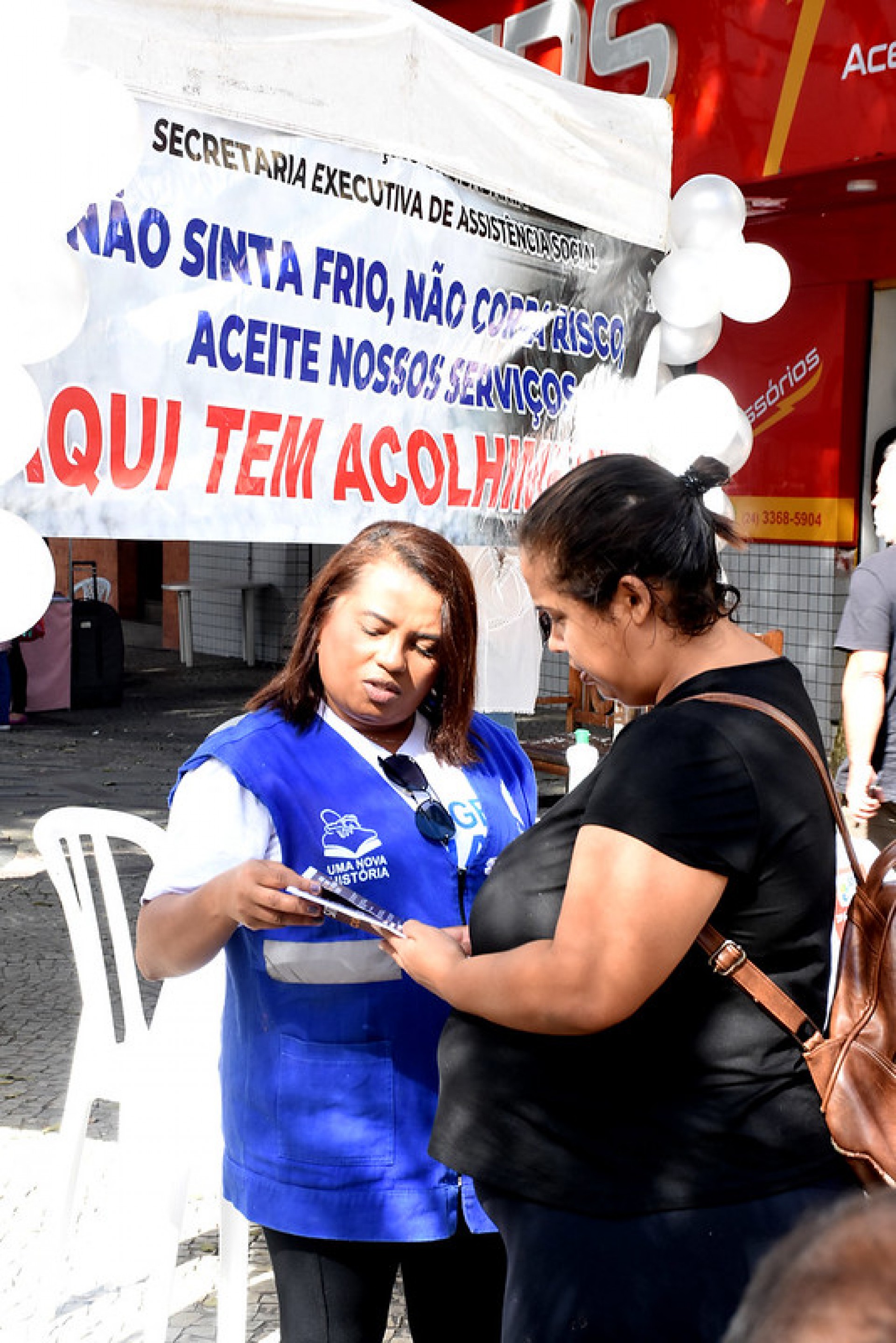 Quem passou pela Praça Codrato de Vilhena recebeu informações sobre como ajudar pessoas que estão morando nas ruas - Foto: Wagner Gusmão 