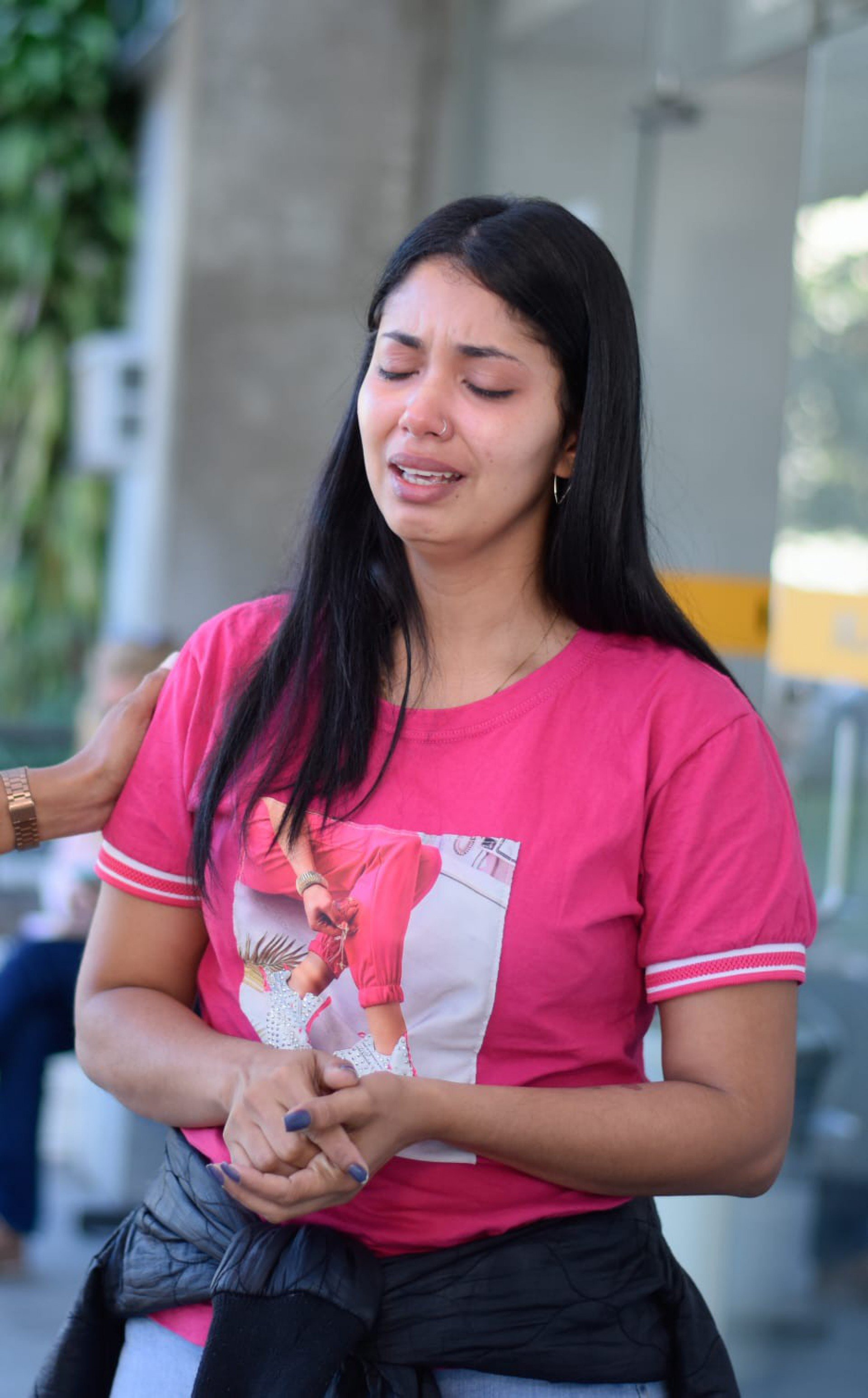 Thaysla Fabiana, filha da vítima, sob forte emoção ao falar da mãe, vítima de feminicídio - Vanessa Ataliba/Agência O Dia