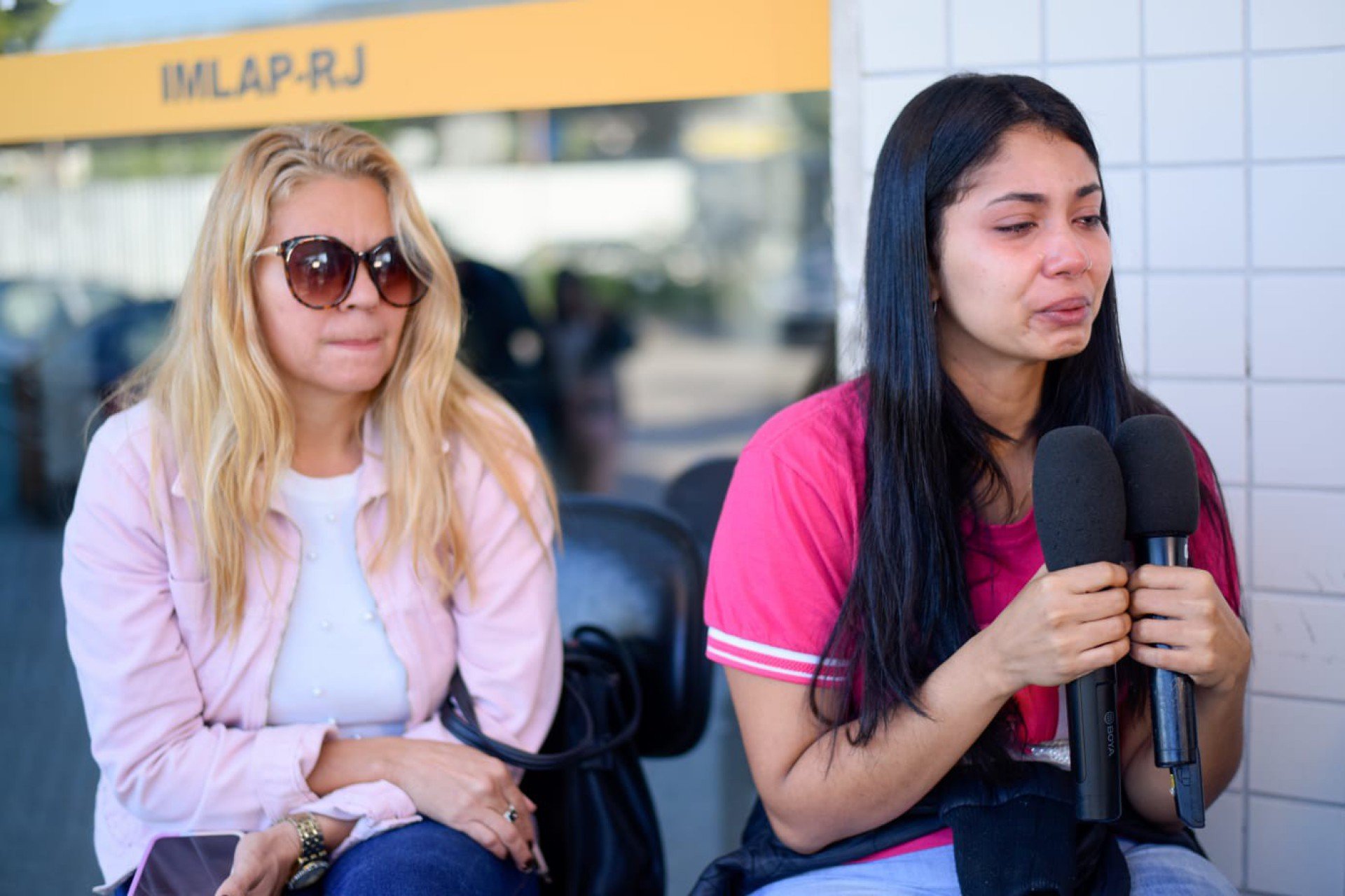 Lucilene Lopes, prima e ex-cunhada da vítima, e Thaysla Fabiana, filha, no IML - Vanessa Ataliba/Agência O Dia