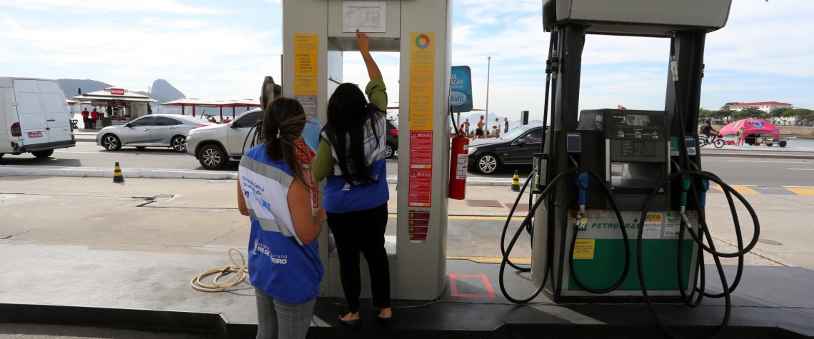 Fiscais vistoriaram 528 estabelecimentos, autuaram 121 postos por irregularidades e advertiram outros 139 para que exponham preço de antes e o atual  
 - Philippe Lima / Divulgação