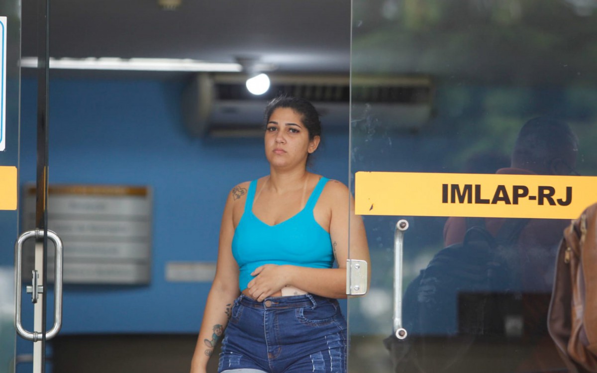 Parentes e familiares de Darlan Marques estiveram no Instituto M&eacute;dico Legal (IML) do Centro, neste s&aacute;bado, para libera&ccedil;&atilde;o do corpo