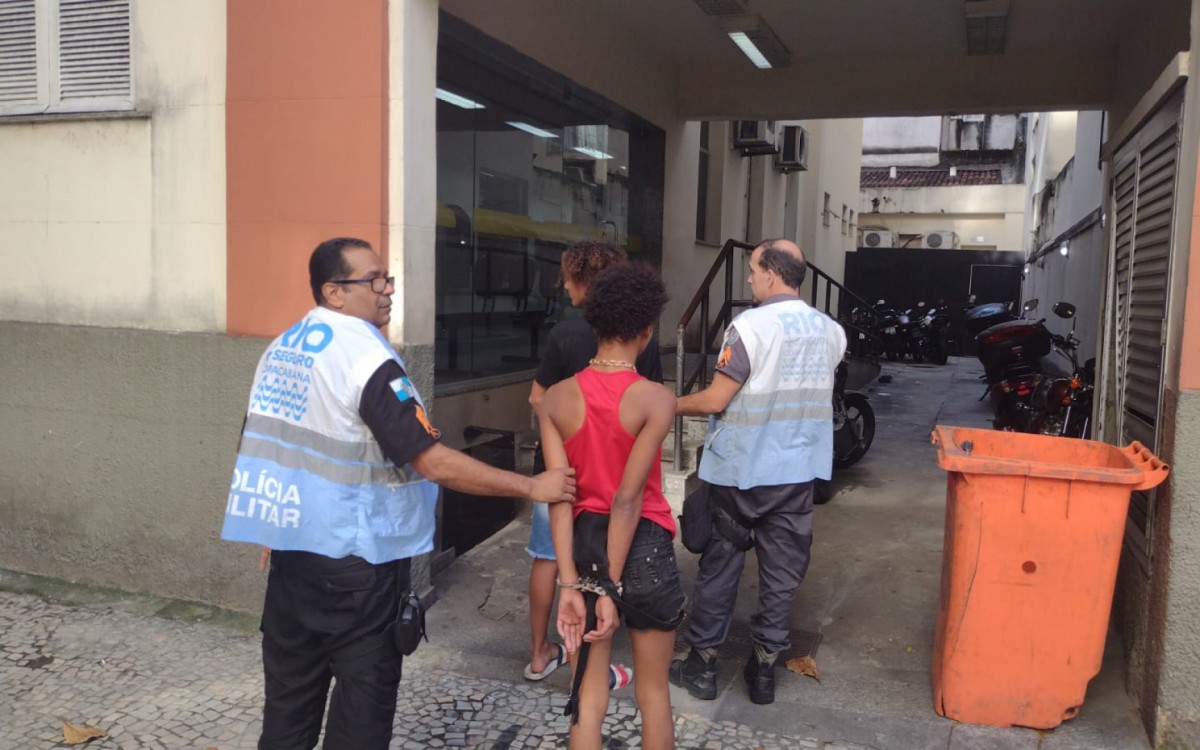 Dois homens e um menor de idade s&atilde;o presos suspeitos de furtarem o celular de um idoso e agred&iacute;-lo