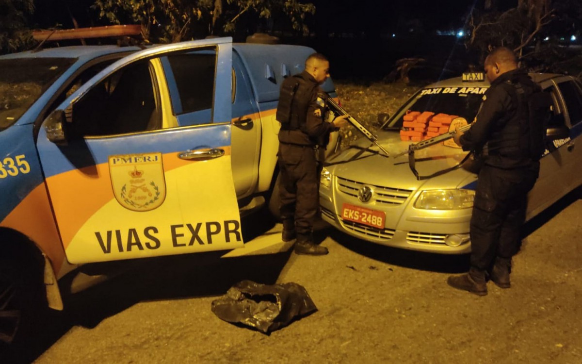 Pol&iacute;cia apreende drogas no interior de um ve&iacute;culo em Parada de Lucas, Zona Norte do Rio