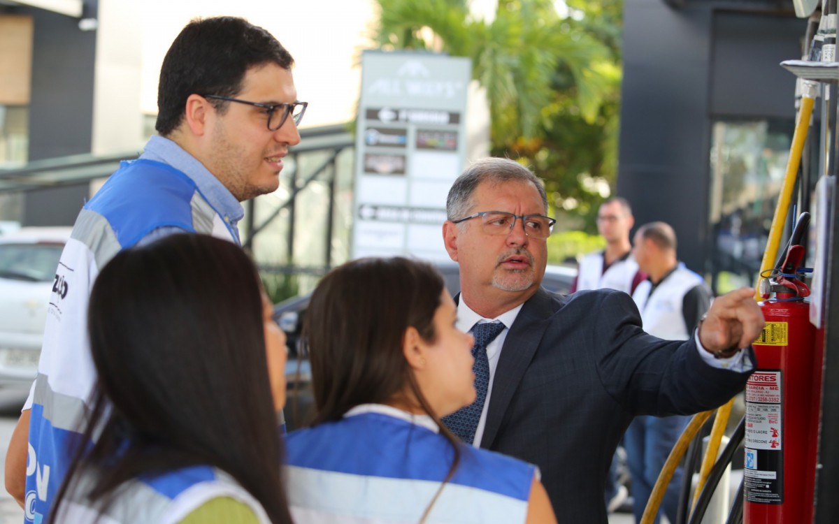 Fiscais vistoriaram 528 estabelecimentos, autuaram 121 postos por irregularidades e advertiram outros 139 para que exponham preço de antes e o atual  
 - Philippe Lima / Divulgação