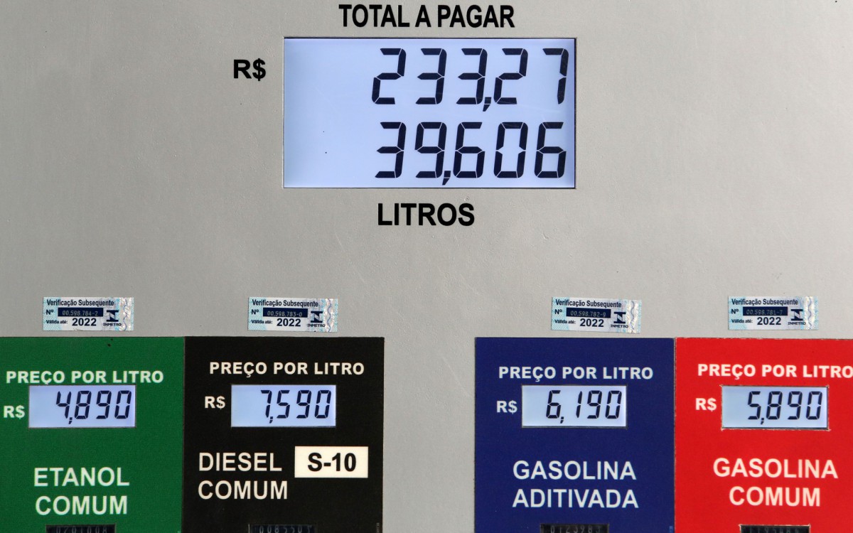 Fiscais vistoriaram 528 estabelecimentos, autuaram 121 postos por irregularidades e advertiram outros 139 para que exponham preço de antes e o atual  
 - Philippe Lima / Divulgação