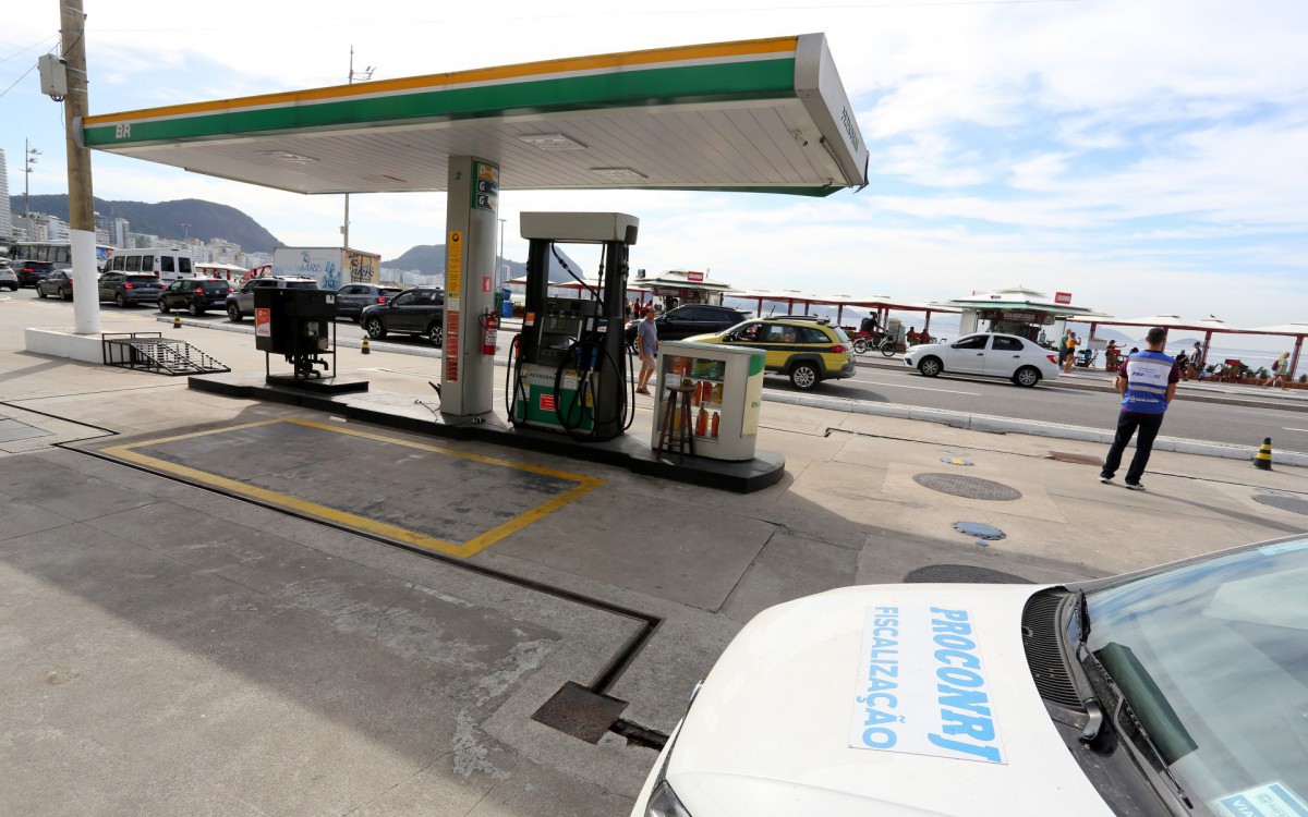 Fiscais vistoriaram 528 estabelecimentos, autuaram 121 postos por irregularidades e advertiram outros 139 para que exponham preço de antes e o atual  
 - Philippe Lima / Divulgação