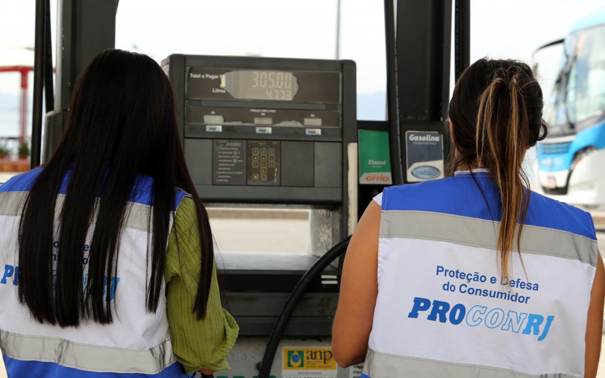 Fiscais vistoriaram 528 estabelecimentos, autuaram 121 postos por irregularidades e advertiram outros 139 para que exponham preço de antes e o atual  
 - Philippe Lima / Divulgação