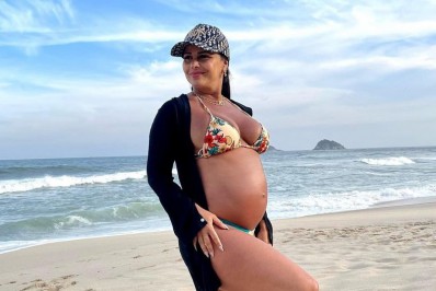 Grávida, Viviane Araújo renova o bronzeado em dia de praia: 'Mamãe de 8 meses'