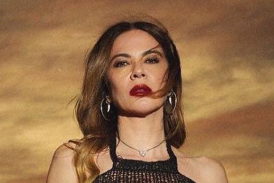 Luciana Gimenez veste top transparente para cliques sensuais em casa